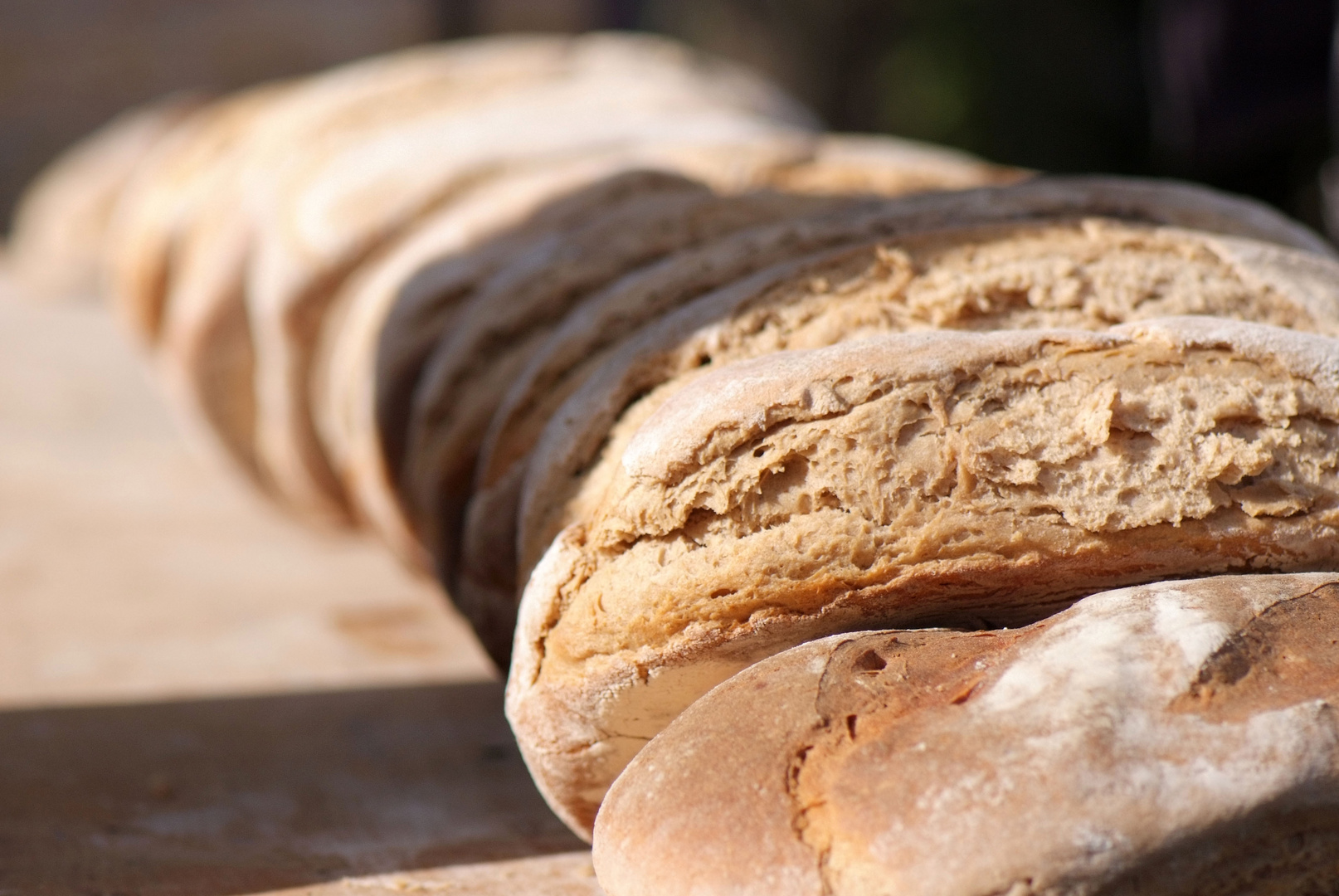 Brotbacken im Fercher Lehmbackofen zum Fahrradsonntag