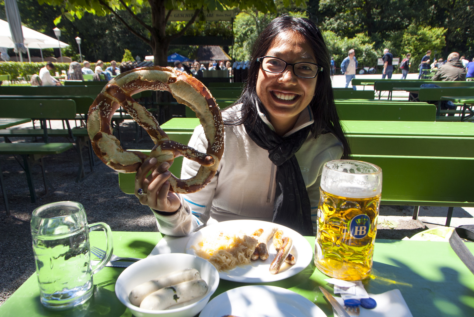 Brotzeit am Chinesischen Turm im Englichen Garten im Bayerischen München