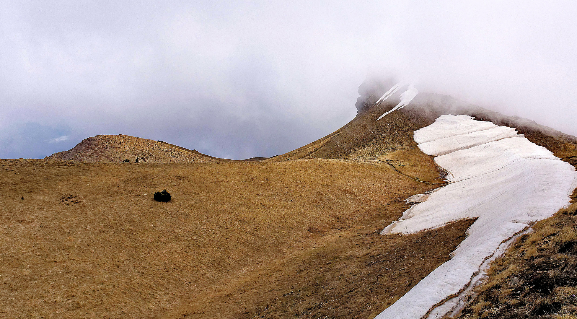 Brouillard sur le " Pic de Gleize " (2160m;Hautes-Alpes )