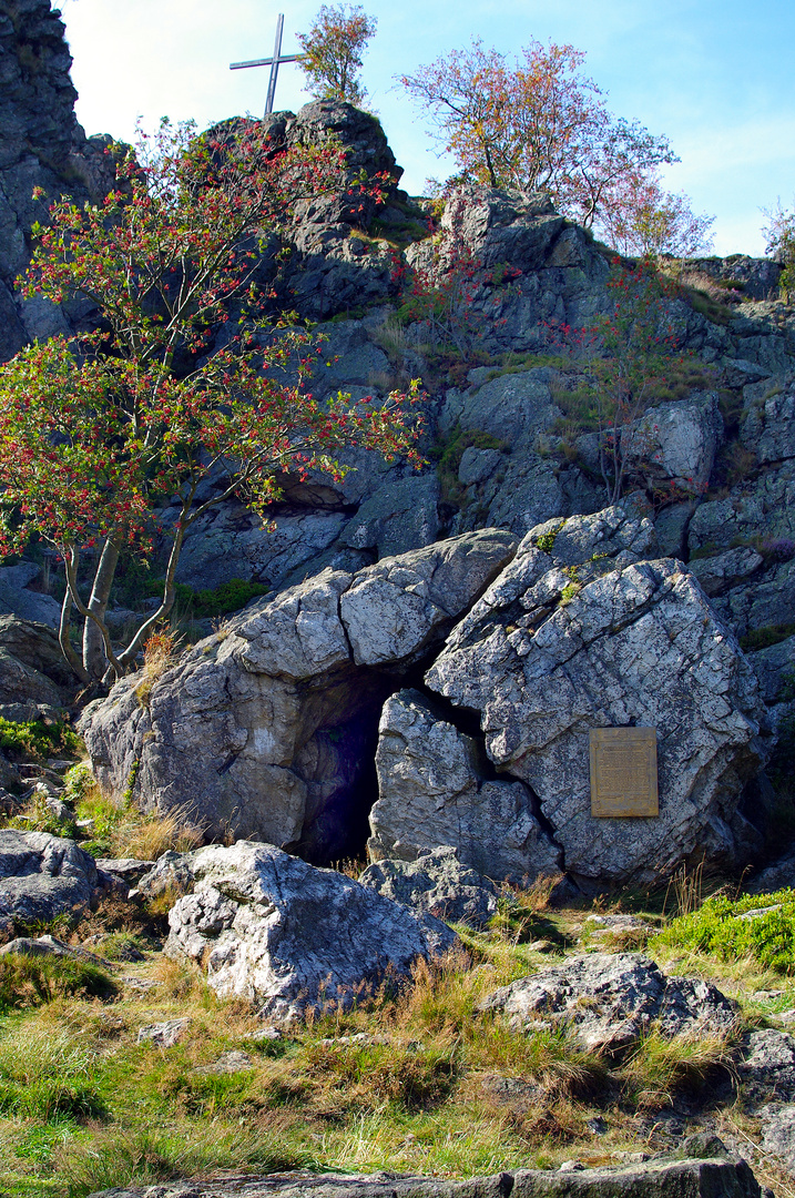 Bruchhauser Steine, Höhleneingang am Feldstein, Fliehburg und Kultstätte