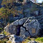 Bruchhauser Steine, Höhleneingang am Feldstein, Fliehburg und Kultstätte