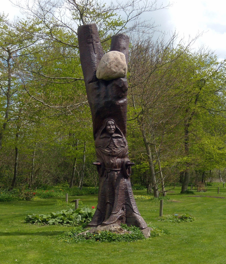 "Bruder Eskild" ;Skulptur im Garten des Klosters Børglum / Nordjütland.