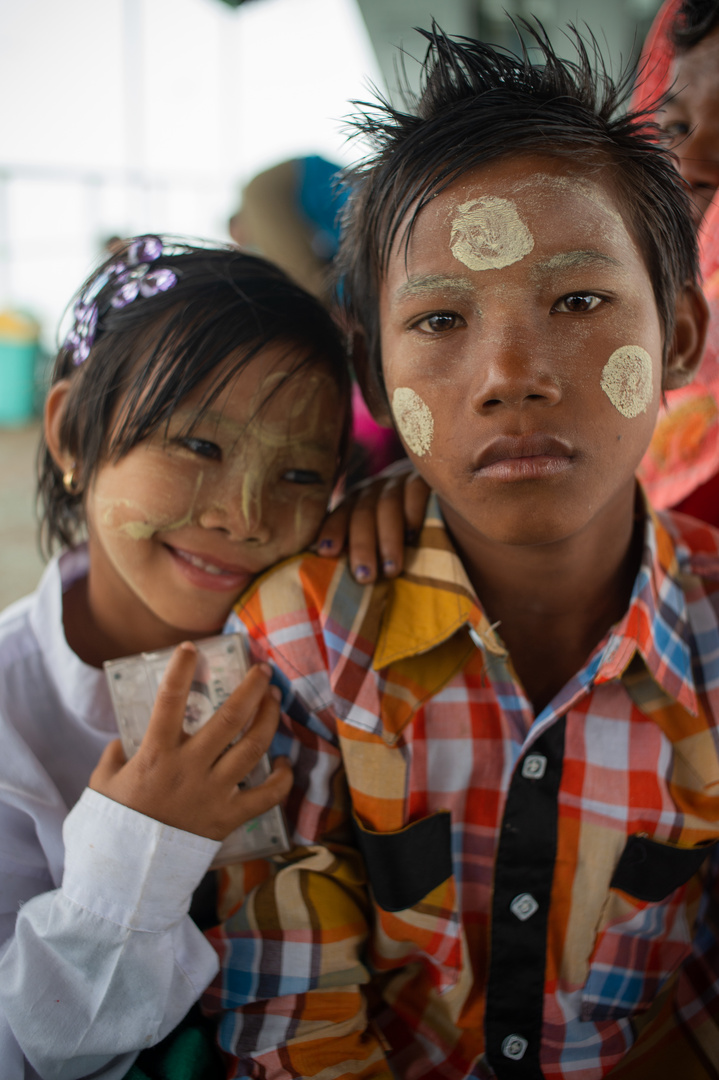 Bruder und Schwester auf dem Schiff nach Mrauk-U