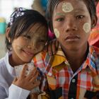 Bruder und Schwester auf dem Schiff nach Mrauk-U