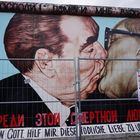 Bruderkuss "hinter Gittern" in der East Side Gallery