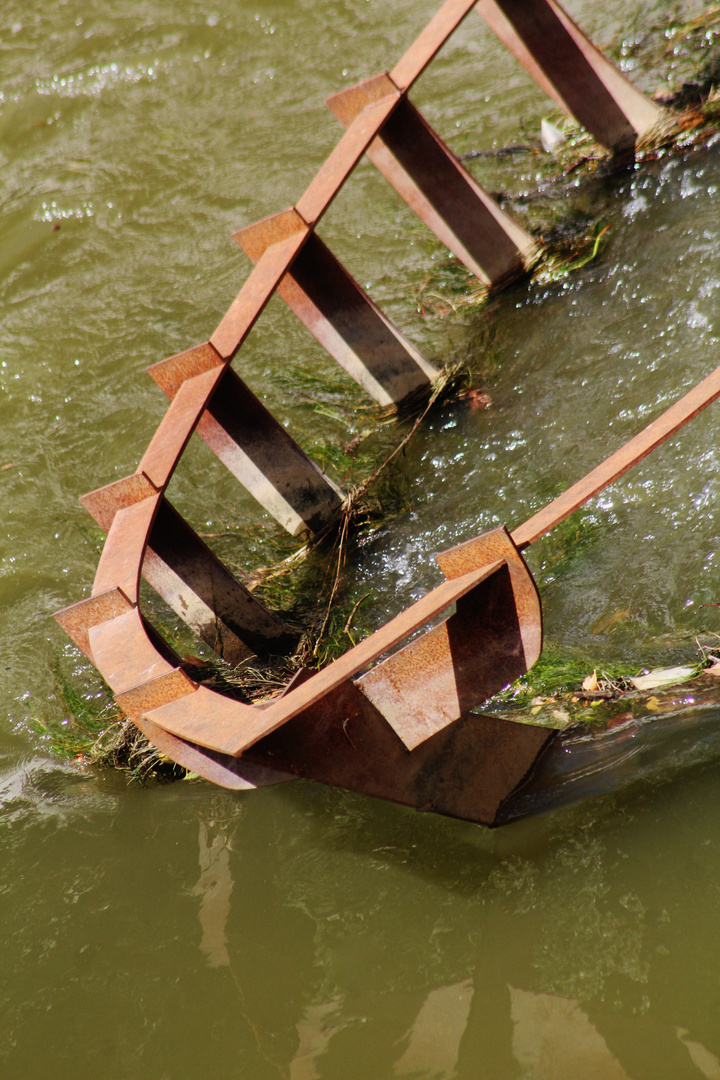 brüchig, und umspült von Wasser 