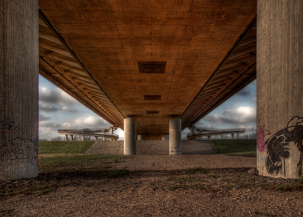 Brücke A44 nach Düsseldorf über den Rhein, von unten.