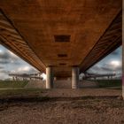 Brücke A44 nach Düsseldorf über den Rhein, von unten.