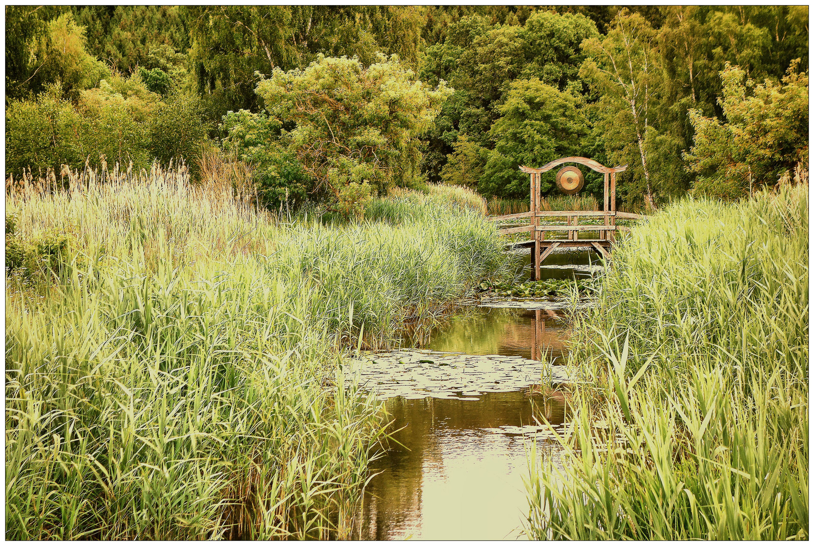 Brücke am Bachlauf mit Klangkörper