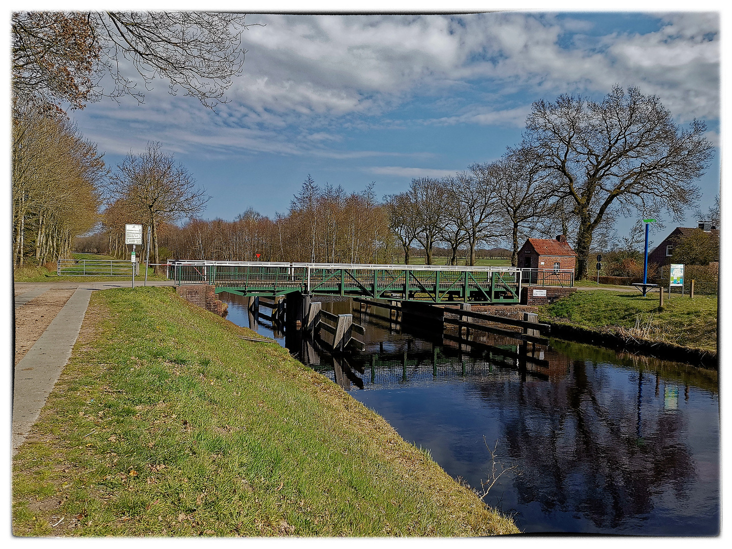 Brücke am Ems-Jade-Kanal