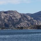 Brücke am Fjord in Norwegen - Schlichte Eleganz