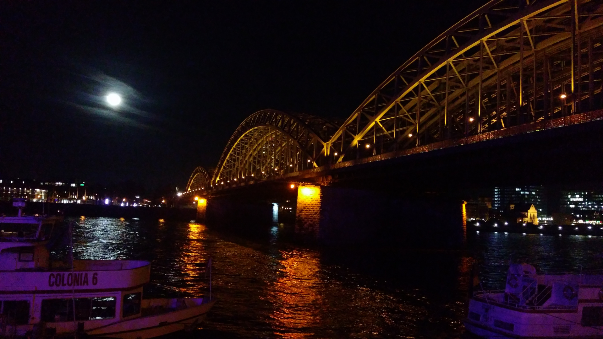 Brücke am HBF Köln bei Nacht 2