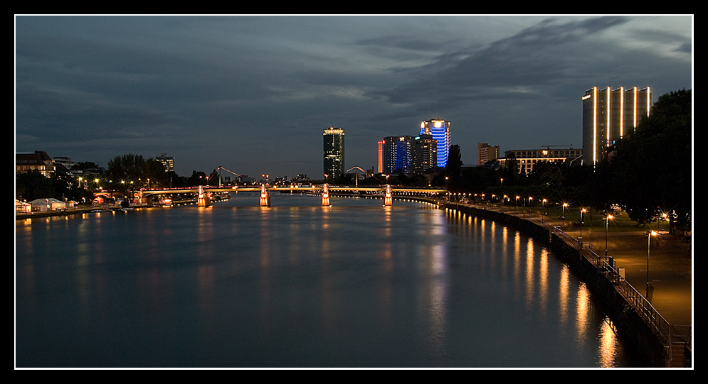 Brücke am Main in der Dämmerung