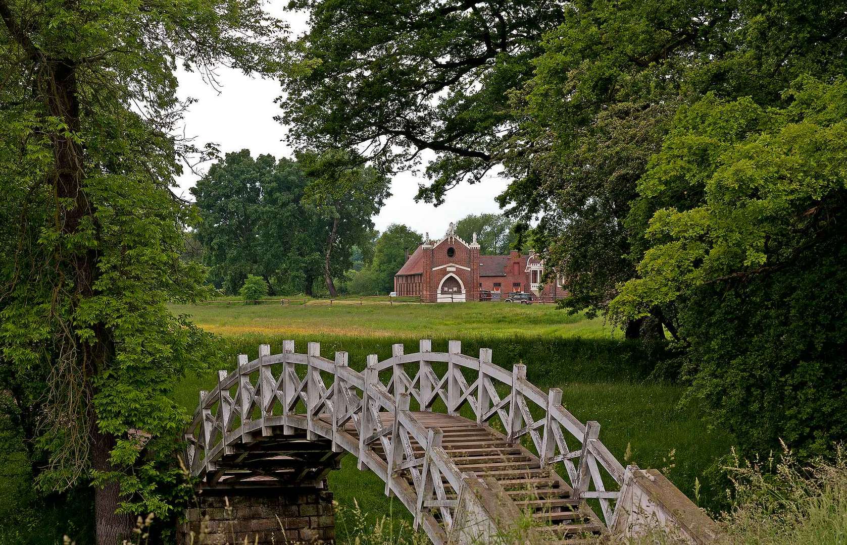 Brücke am Schloß Luisium mit Blick zum Gestüt