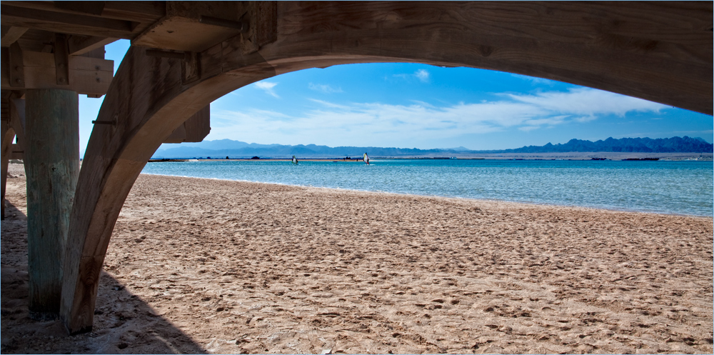 BRÜCKE AM STRAND