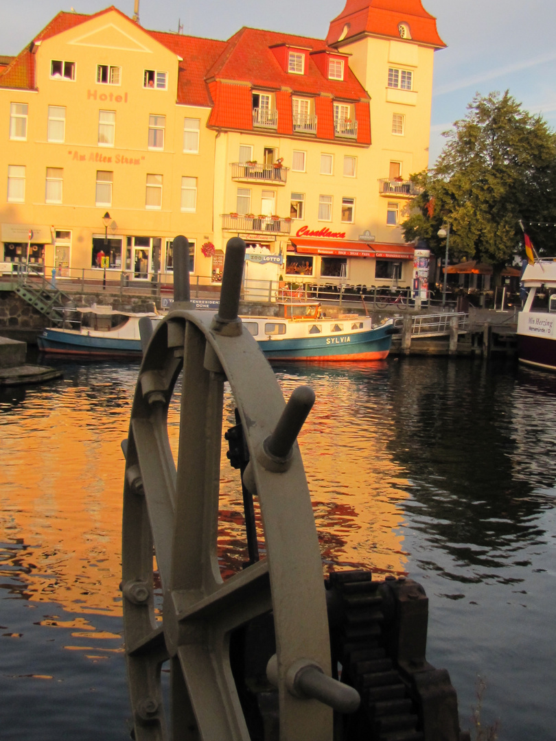 Brücke am Strom (Warnemünde)