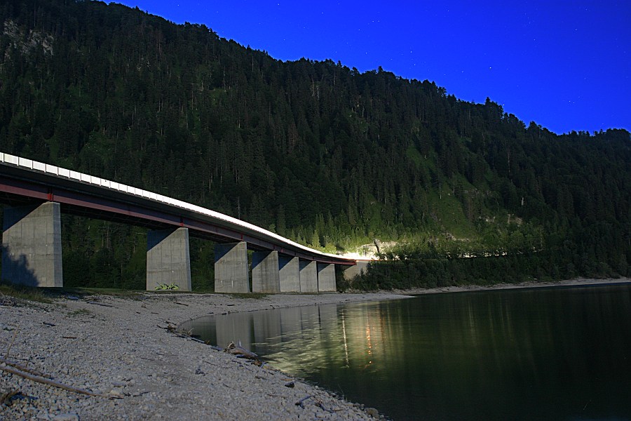 Brücke am Sylvensteinsee im Mondschein