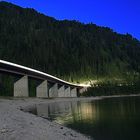 Brücke am Sylvensteinsee im Mondschein