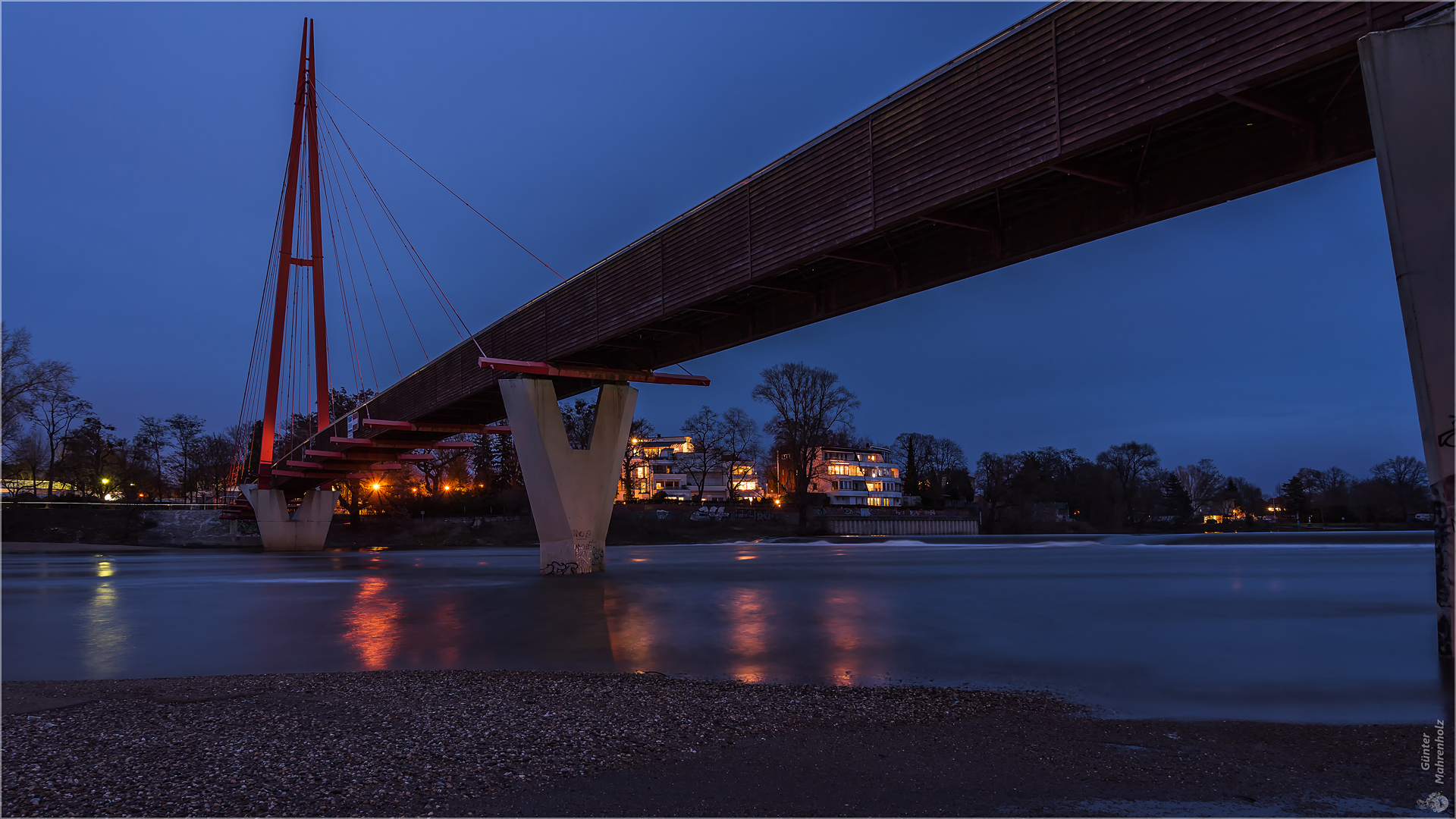 Brücke am Wasserfall