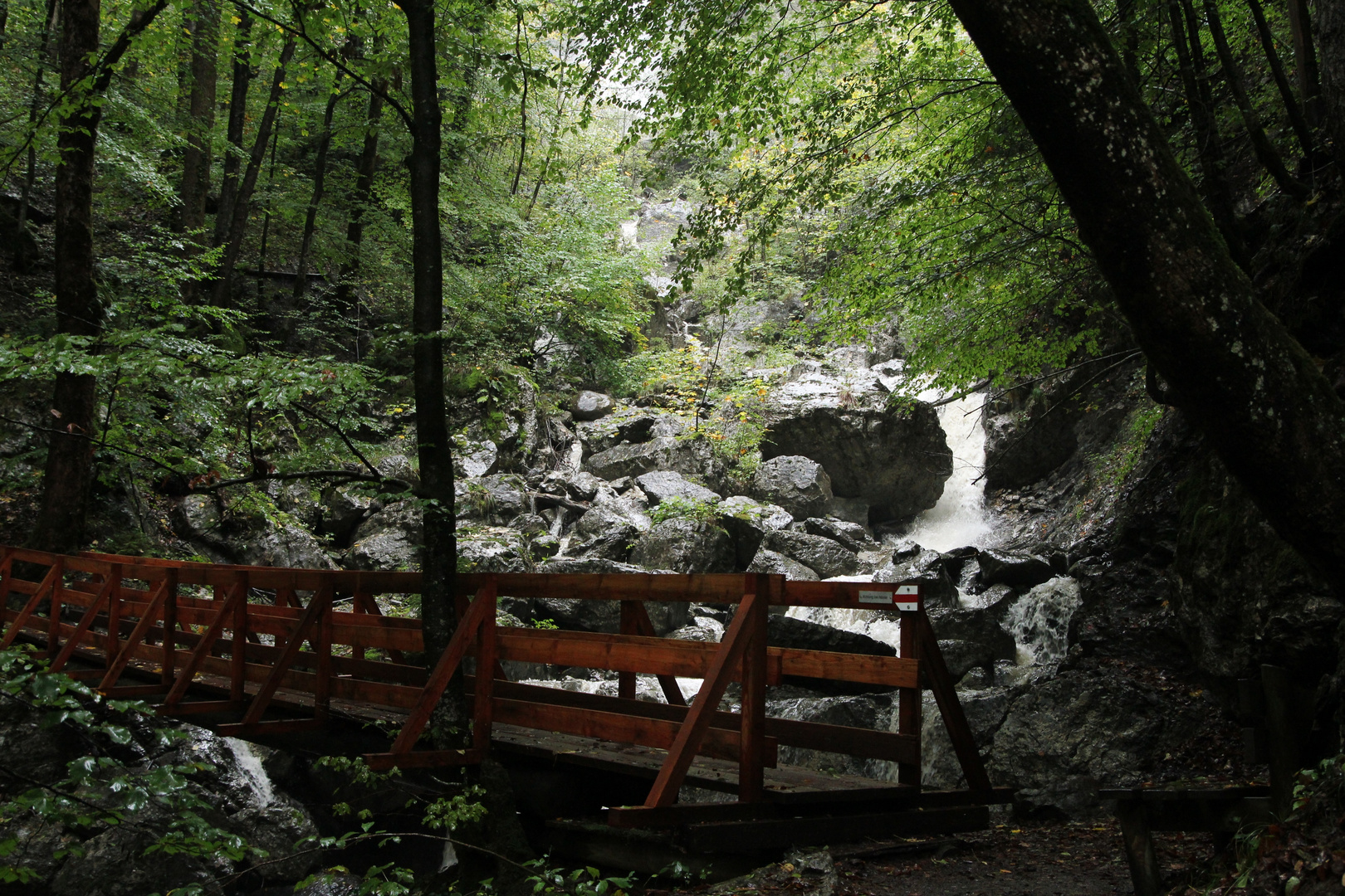 Brücke am Wasserfall