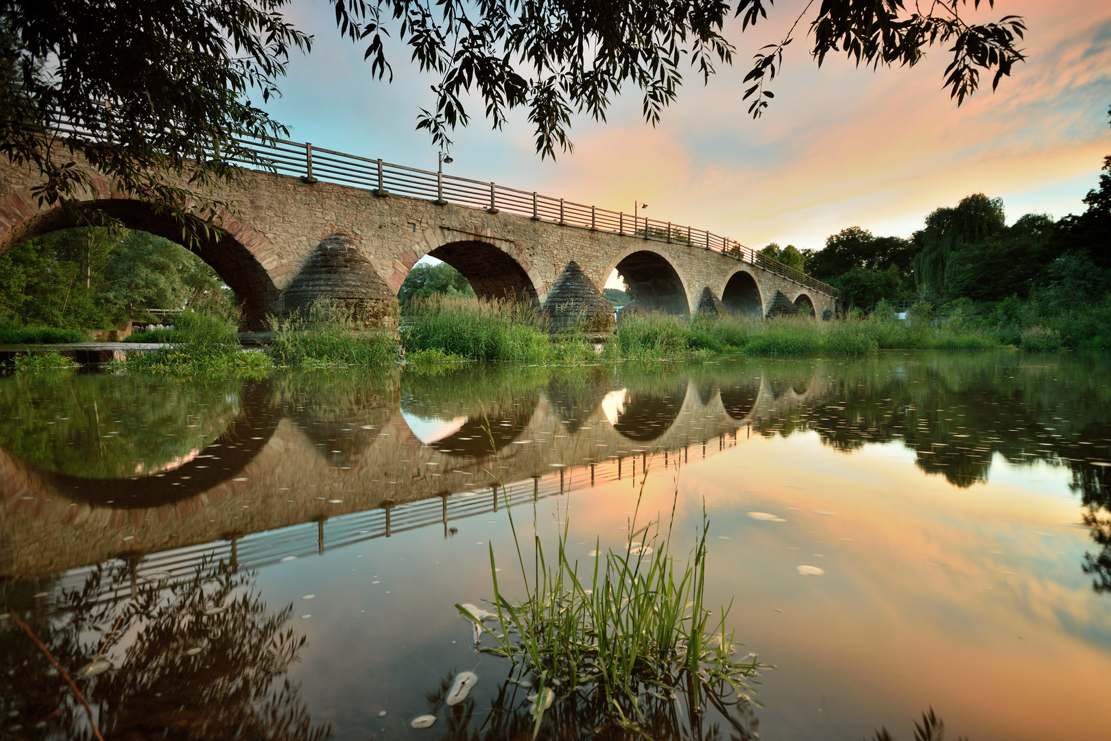 Brücke am Wehr bei Sonnenuntergang