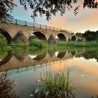 Brücke am Wehr bei Sonnenuntergang