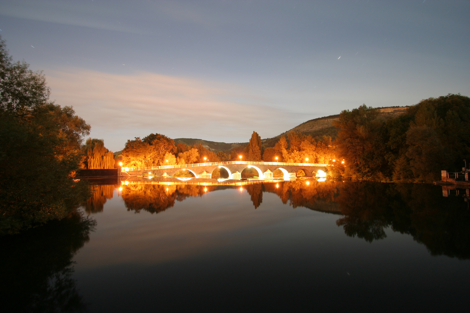 Brücke am Wehr von Burgau in Jena bei Nacht