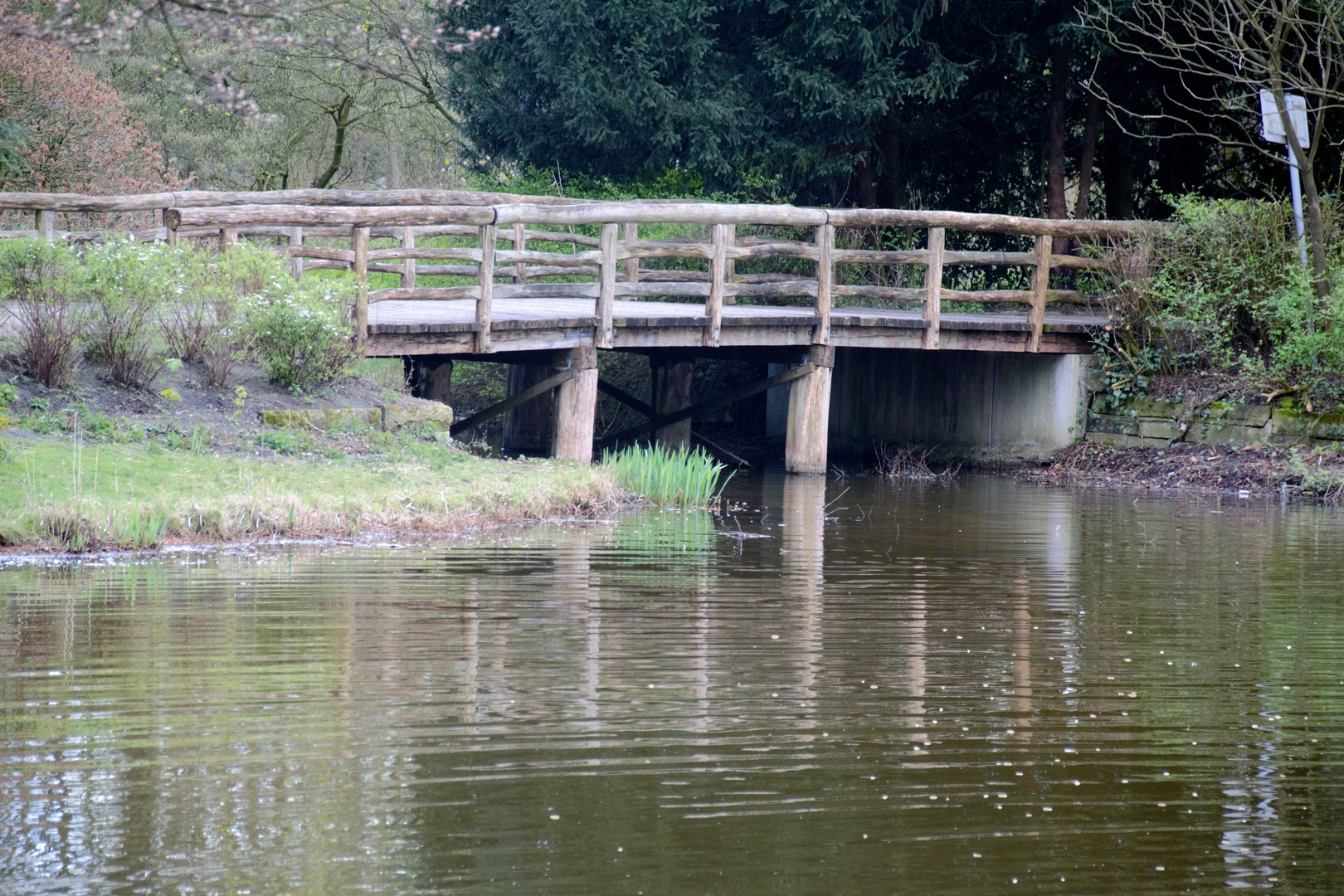 Brücke auf dem kleinen See