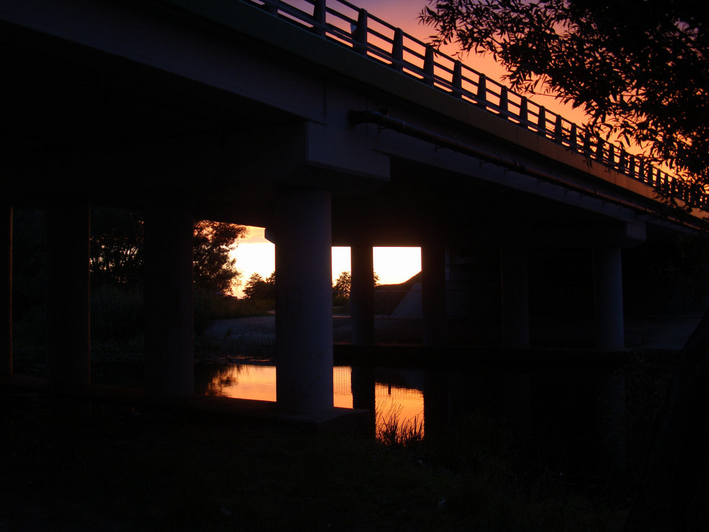 Brücke bei Dämmerung