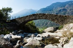 Brücke bei den Wasserfällen der Heiligen Petronilla...