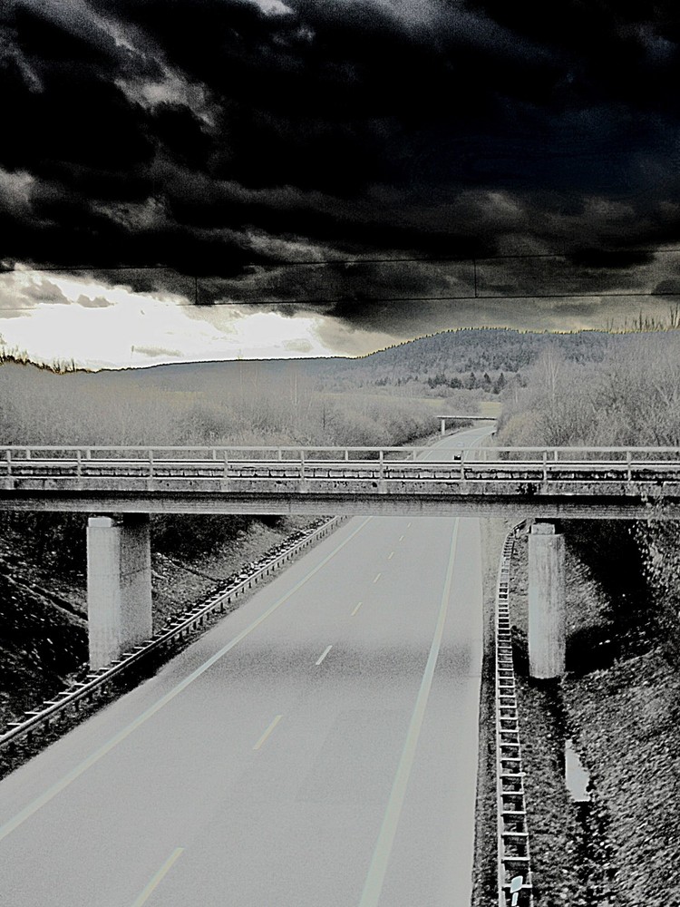 Brücke bei Gewitter