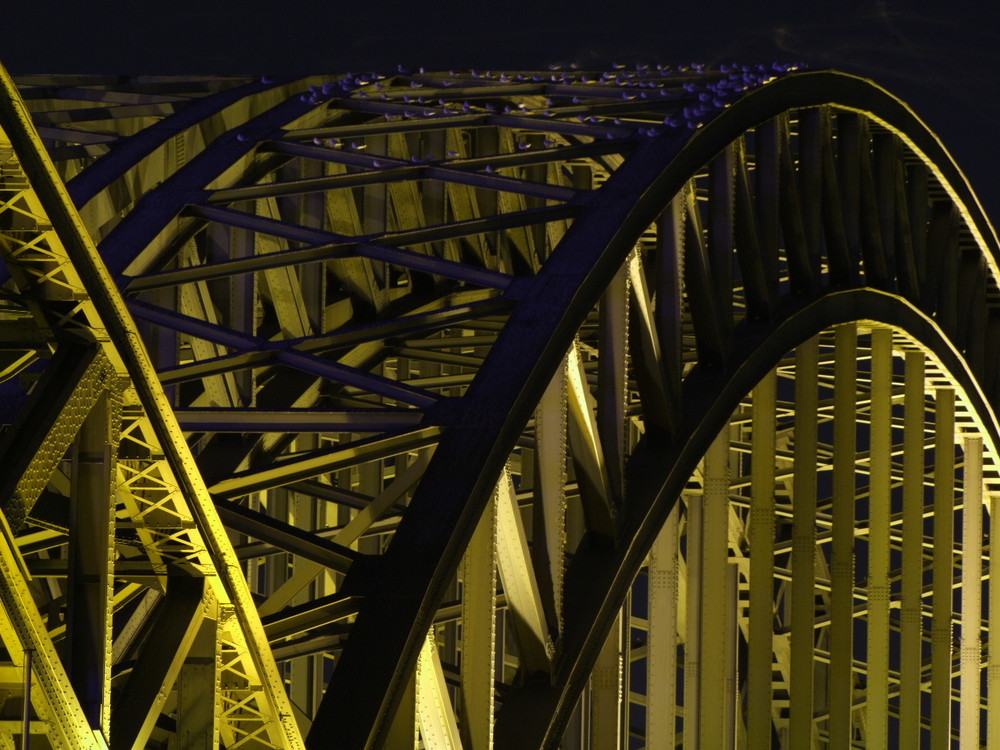 Brücke bei Nacht