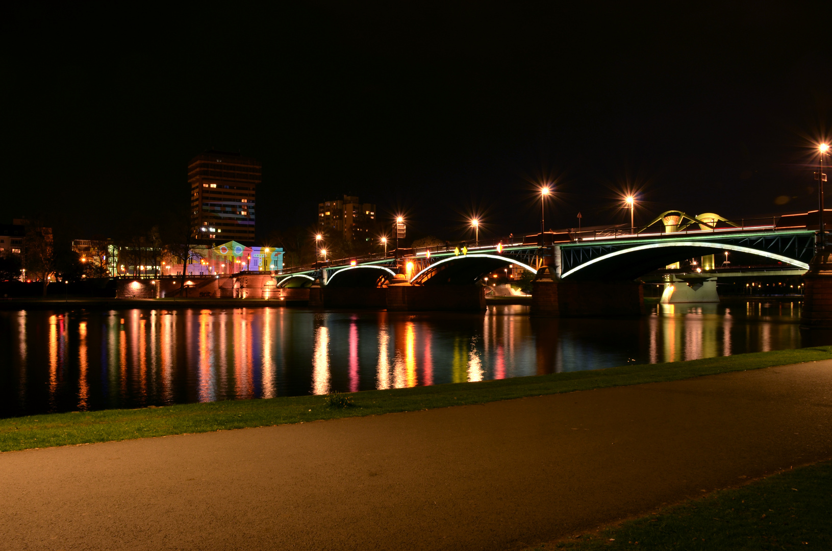 Brücke bei Nacht