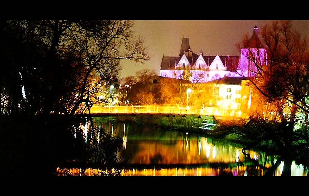 Brücke bei Nacht