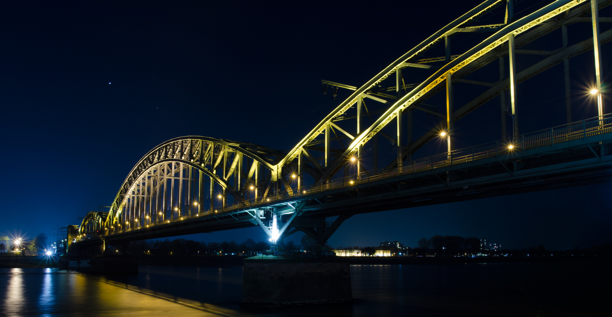 Brücke bei Nacht