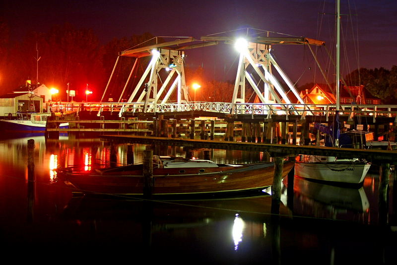 Brücke bei Nacht