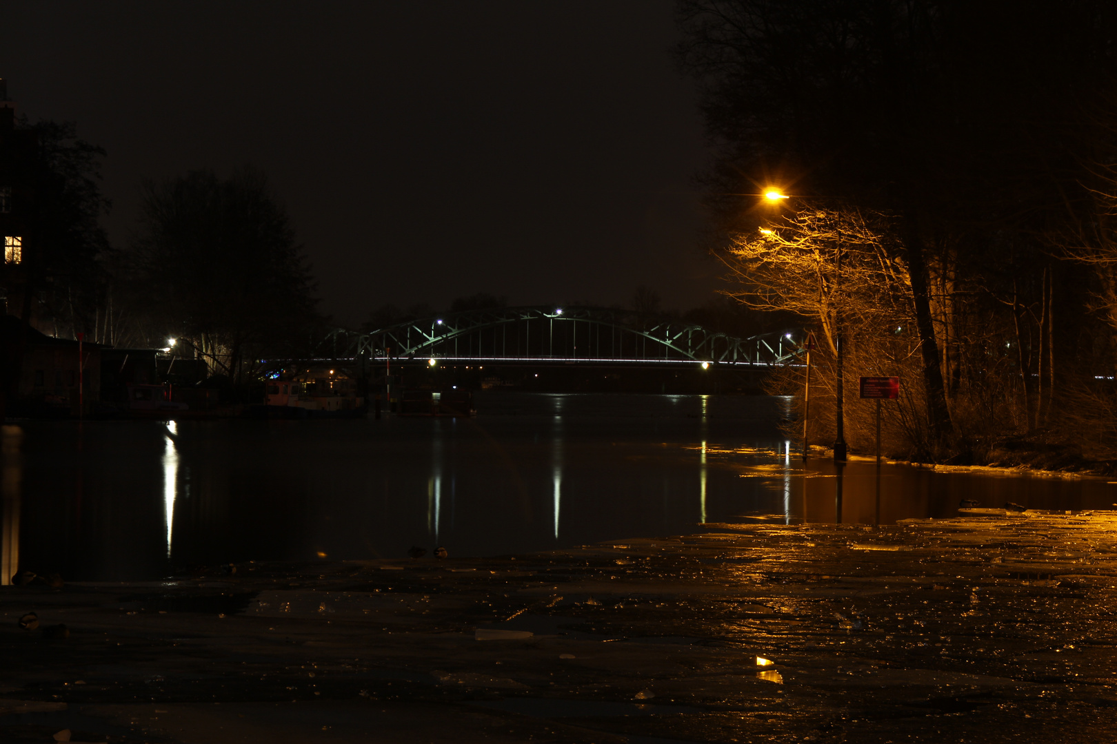 Brücke bei Nacht