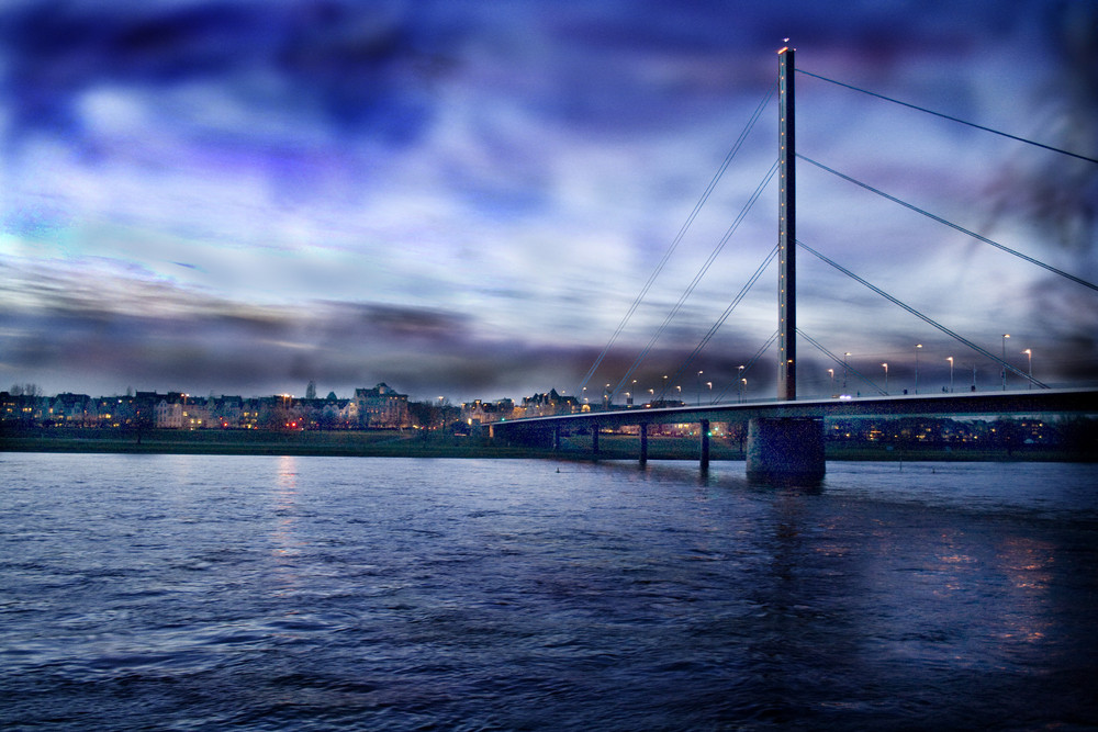 Brücke bei Nacht