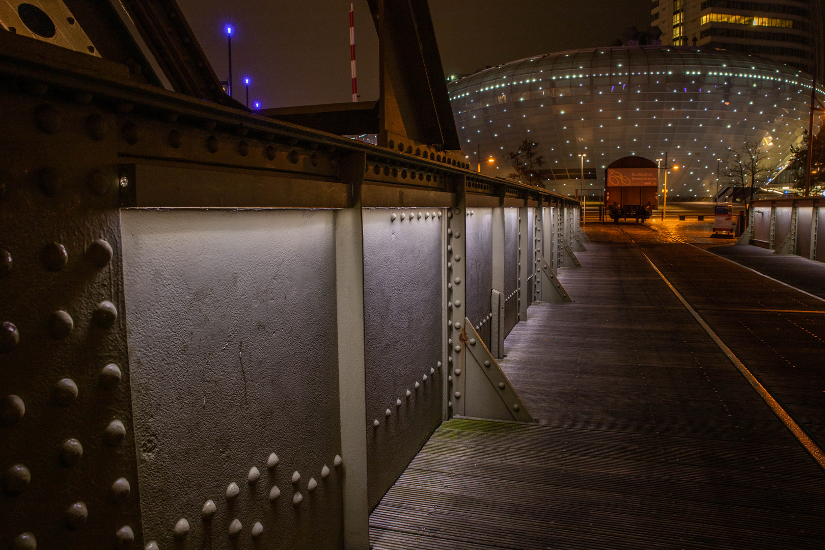 Brücke bei Nacht