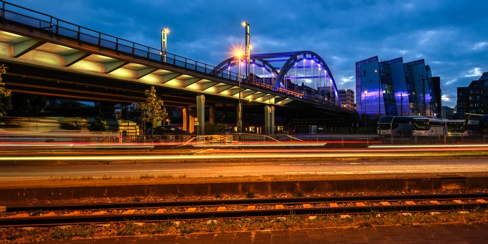 Brücke bei Nacht