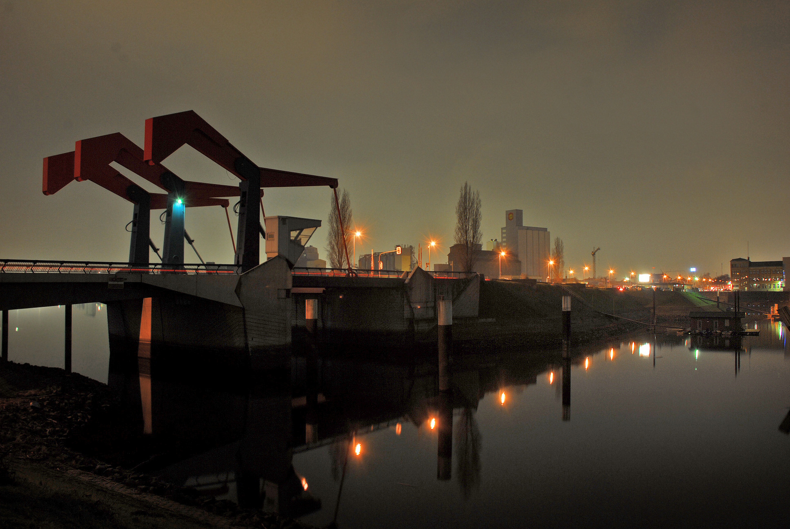 Brücke bei Nacht