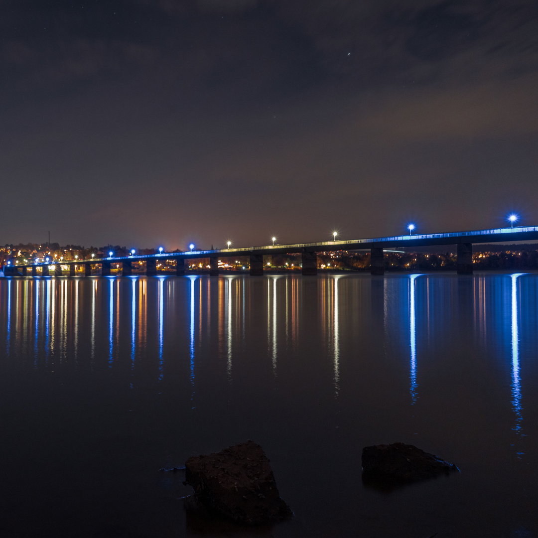 Brücke bei Nacht