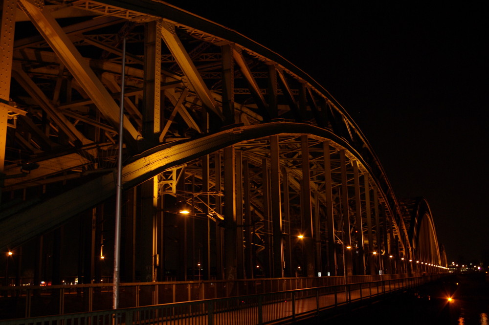 Brücke bei Nacht