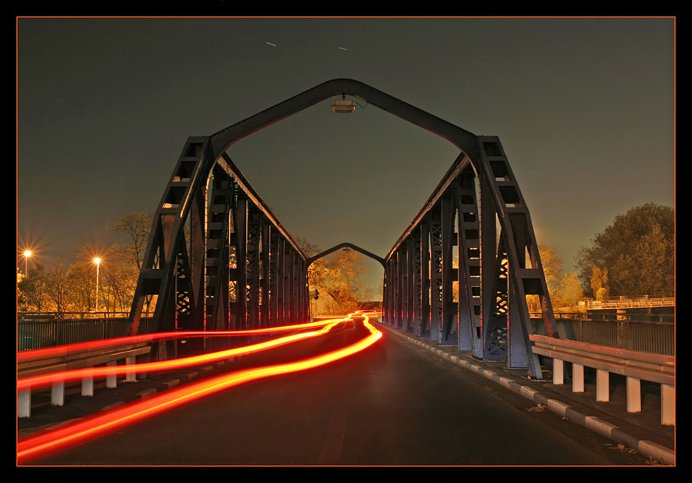 Brücke bei Nacht