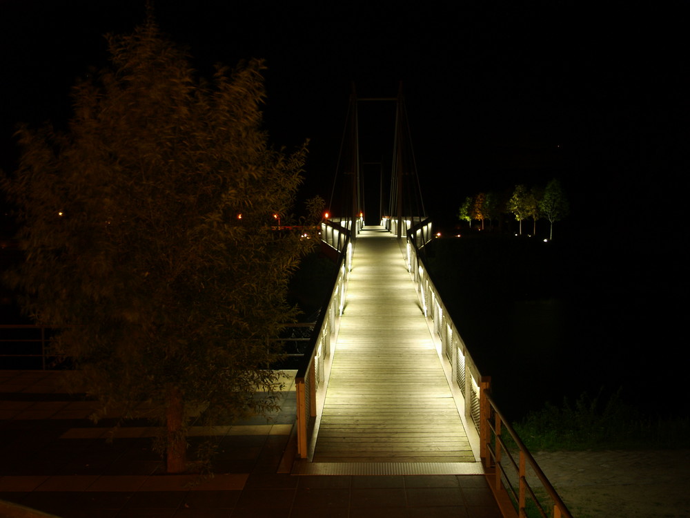 Brücke bei Nacht