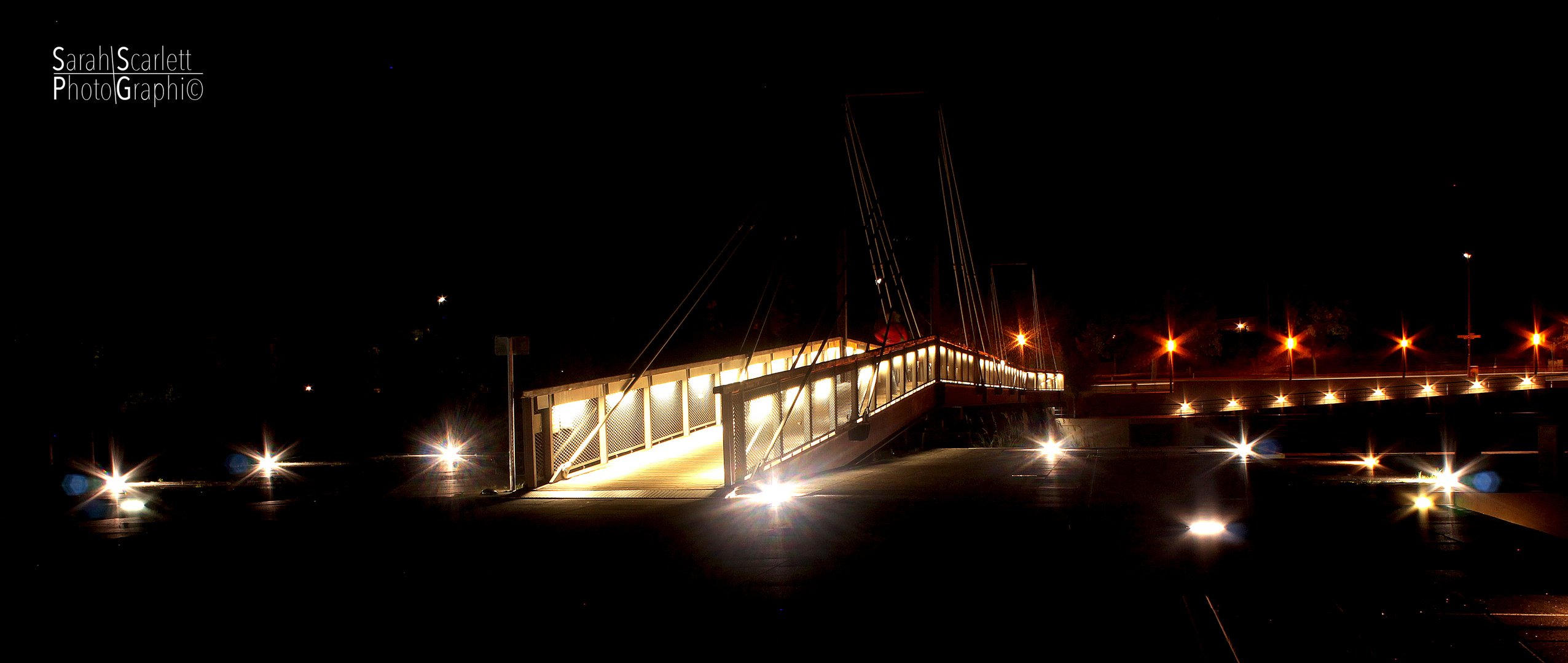 Brücke bei Nacht