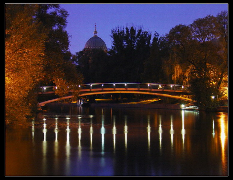 Brücke bei Nacht