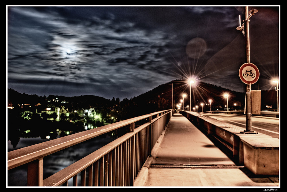 Brücke bei Nacht