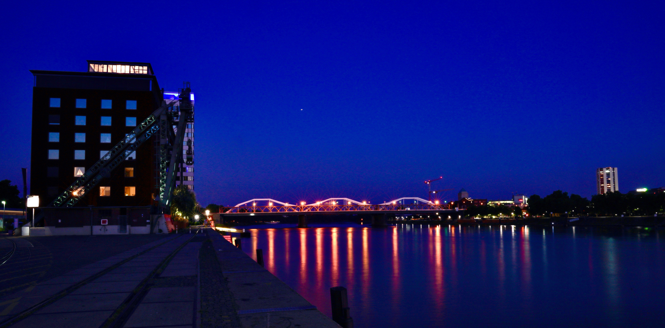 Brücke bei Nacht