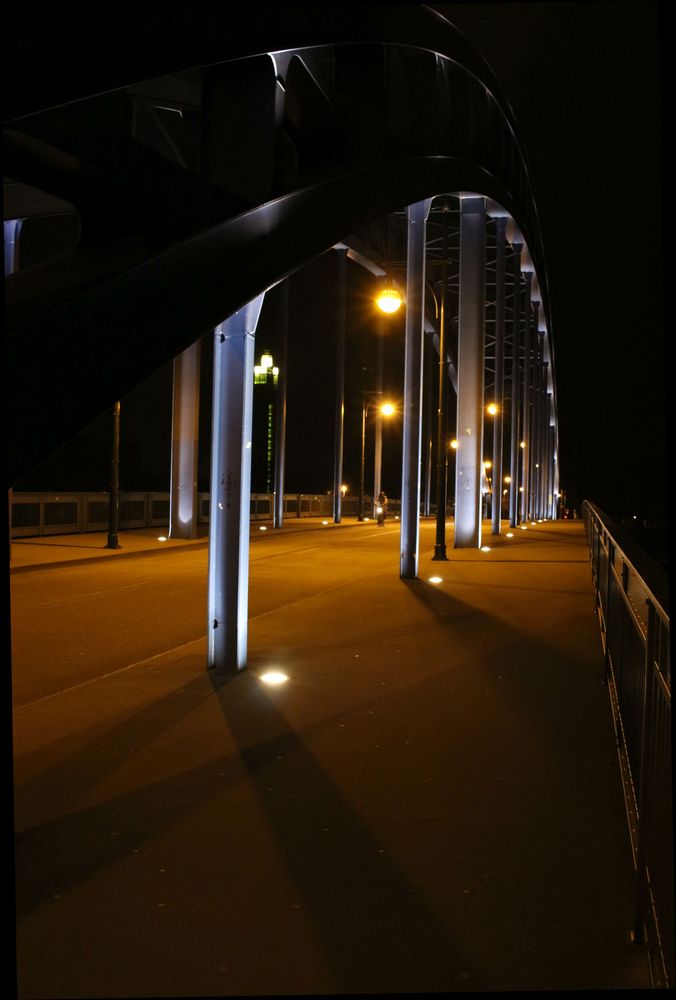 Brücke bei Nacht